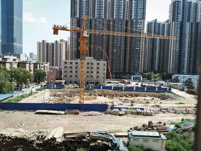 （2017年7月，山西太原市杏花岭区龙潭片区回迁楼地址现场，一片废墟。图/《财经》记者 熊平平）