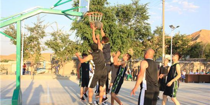 新疆吉木萨尔县:组织友谊篮球赛 丰富村民文体