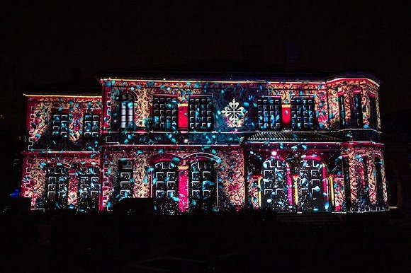 夜晚亮灯的上海百达翡丽旗舰店