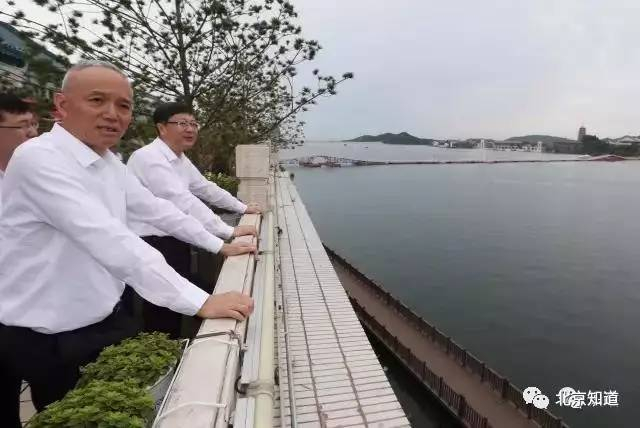　蔡奇察看雁栖湖环境整治。