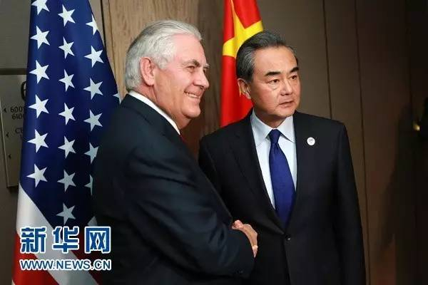 ▲8月6日，中国外交部长王毅（右）在菲律宾马尼拉出席东亚合作系列外长会期间会见美国国务卿蒂勒森。