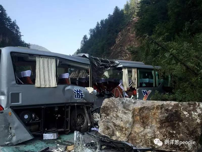 川R65101大巴车被石头砸中。图片来自网络