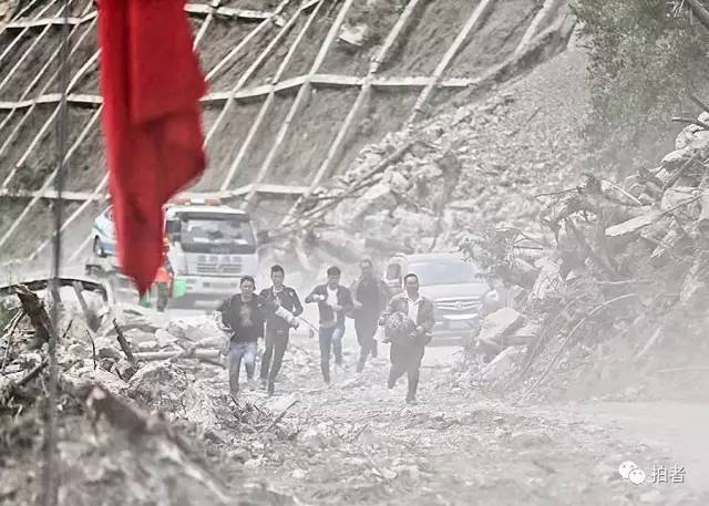 ▲&nbsp;8月10日，九寨沟景区S301省道，武警交通正在指挥单向放行，通过坍塌严重的危险路段时，很多人快速跑步前行。