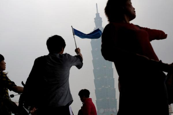 图为游客在台北游览。视觉中国 资料图