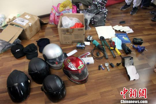 警方收缴的作案工具 张晓东 摄