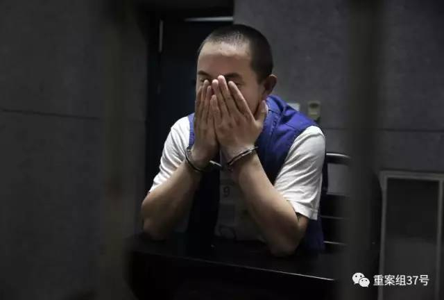 ▲2017年8月8日，天津市静海区看守所。传销组织蝶贝蕾的一名“高层”杨海兵，正在接受记者采访。新京报记者 尹亚飞