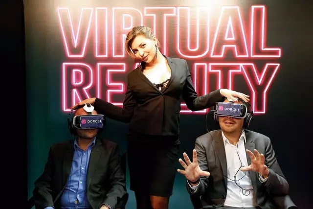 法国情色女演员正在拍摄VR视频。图/视觉中国