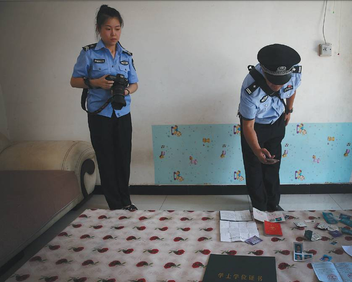  ▲8月8日，天津市静海区王家楼村。一个传销窝点，人去楼空，联合执法人员正在现场查看。新京报记者 尹亚飞 摄