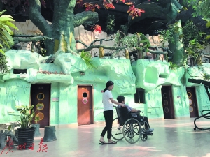 养老院里，护工在陪老人晒太阳。