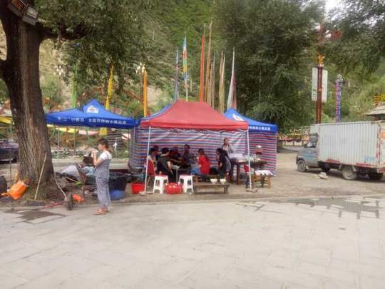 等着转移的群众，还有震中漳扎村自己做饭的村民&nbsp;&nbsp;