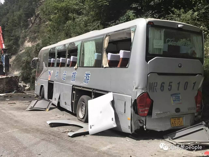  被山石砸中“川R65101”。新京报记者刘珍妮 摄