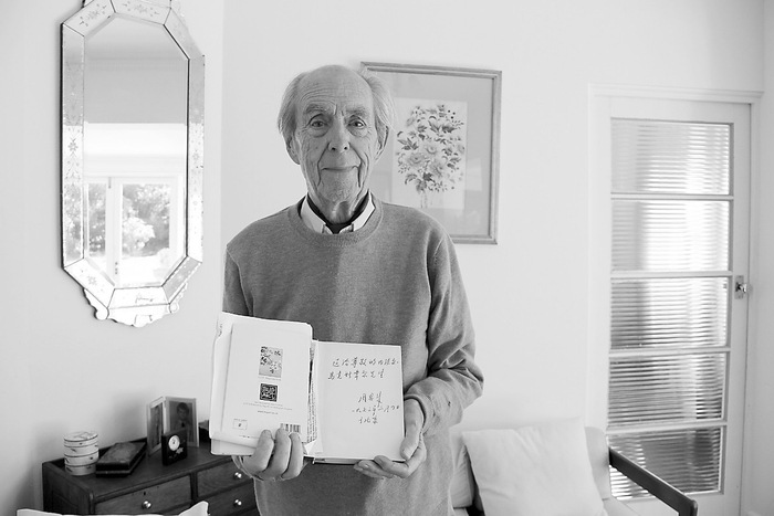 马克斯韦尔向记者展示当年周恩来总理在其著作上的留言。李锋 摄