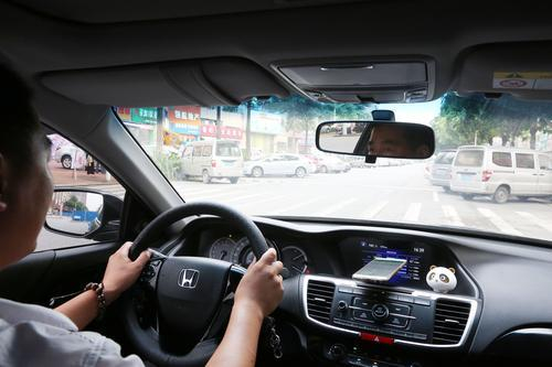 任师傅开网约车，计划两年回本