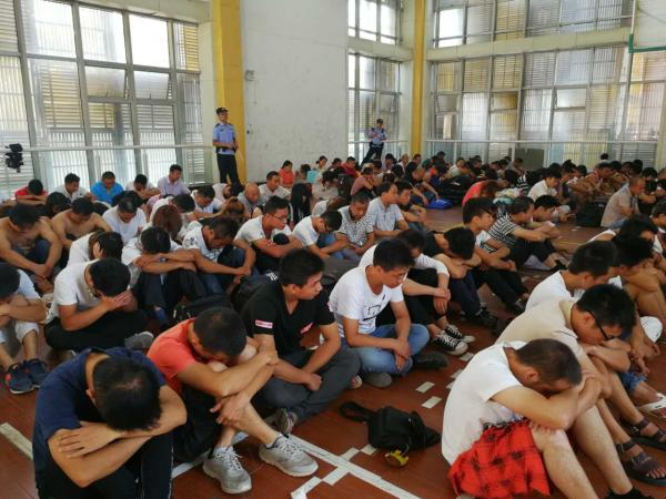 西安警方打击清查非法传销，本次行动共捣毁传销窝点429个，查获传销人员1373名。 警方供图