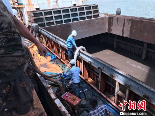 图为工作人员正在进行排水工作。　李有国 摄