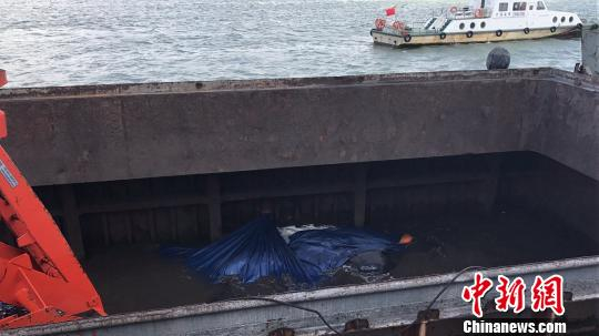 图为船舱进水的“海越86”。　李有国　摄