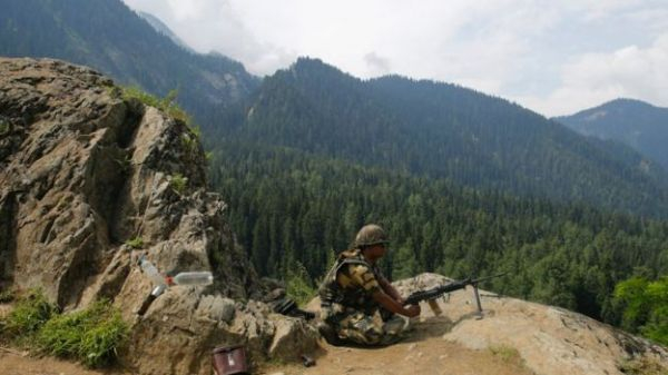 资料图：时至今日，印巴在克什米尔停火线附近仍时有武装冲突。图为印军士兵。（BBC）