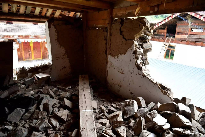  △四川九寨沟地震中受损的房屋（图/视觉中国）