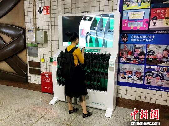 市民在租借共享雨伞。　王子涛　摄