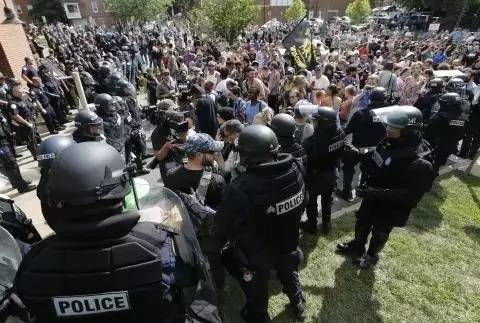 △图为8月12日美国弗吉尼亚州夏洛茨维尔市市民与警察冲突现场