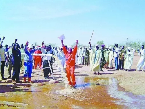 中国石油为当地居民打成的水井出水。中国石油报 资料图