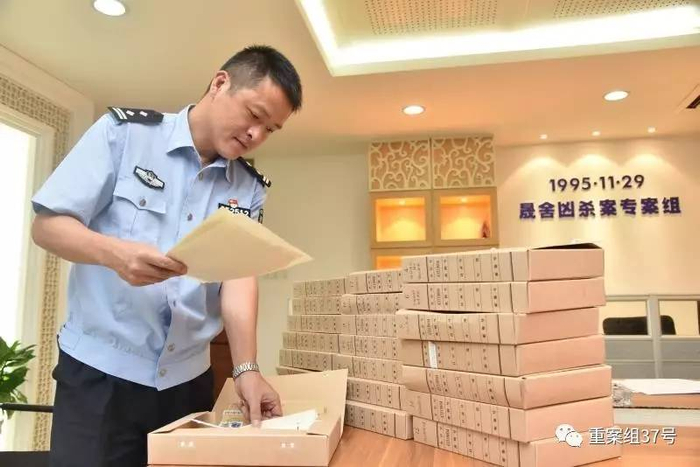 ▲22年来警方办案的卷宗已经累计十几沓。 &nbsp;警方供图