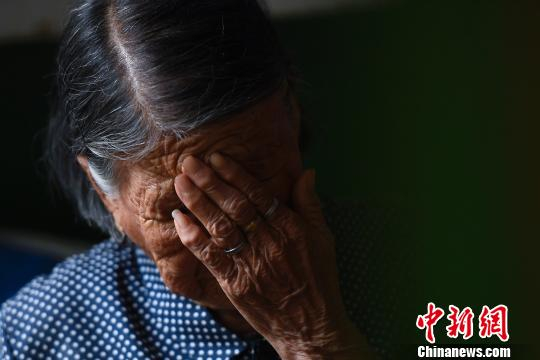 　　72年前的8月15日，日本投降了。2017年8月15日，中新社记者来到山西清徐县，探访九十高龄的“慰安妇”幸存者郝月连，在她支支吾吾的话语中，依稀可以听到“道歉”、“赔偿”的未了夙愿。　韦亮　摄