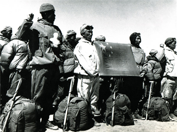 1960年中国登山队在珠穆朗玛峰大本营宣誓。图片来自网络