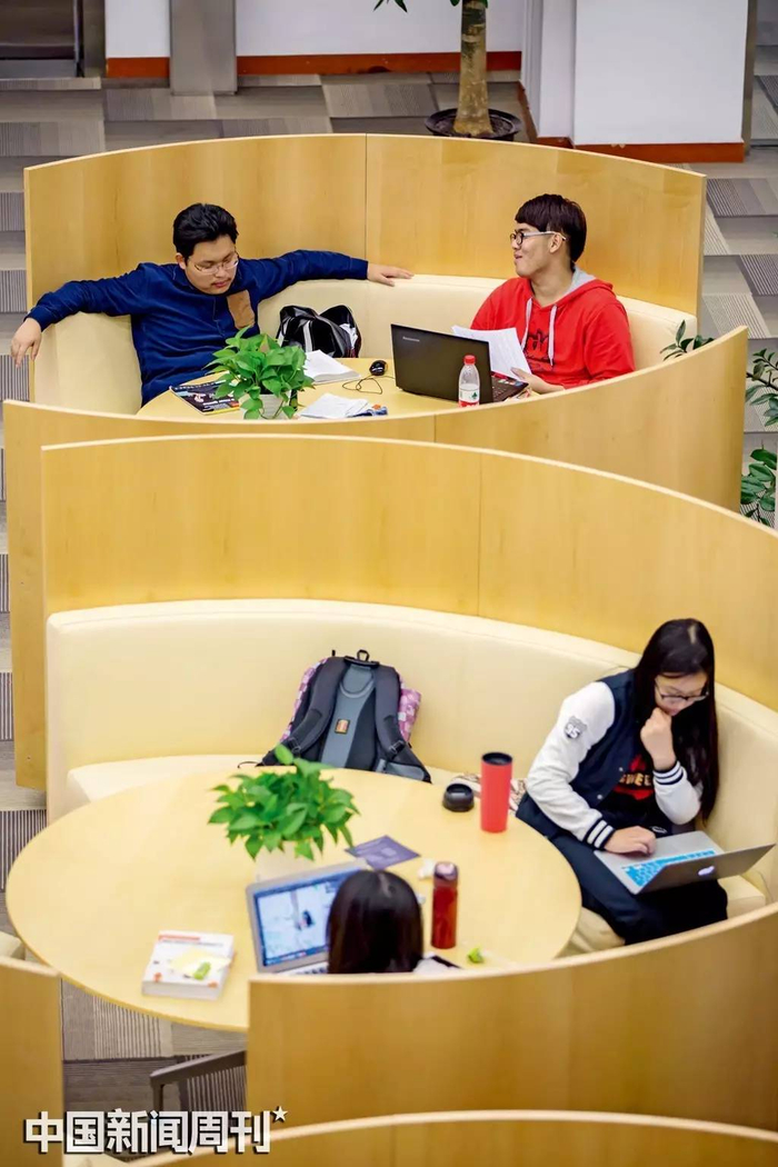  香港中文大学（深圳）图书馆内景。图 | CFP