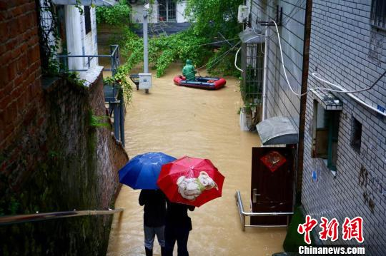 8月15日，柳州部分路段被淹，市民坐皮筏艇出行。　朱柳融　摄