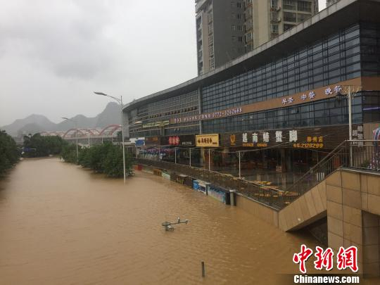 8月15日，柳州市金沙角一带全被洪水淹没。　林馨 摄