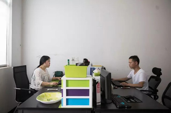 杨生夫妻在办公室办公，夫妻两一个负责商户联系，一个负责销售。