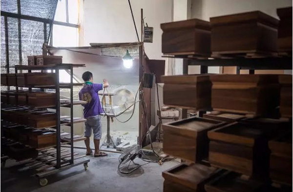 每一个寿盒都经过严格的前期工序。