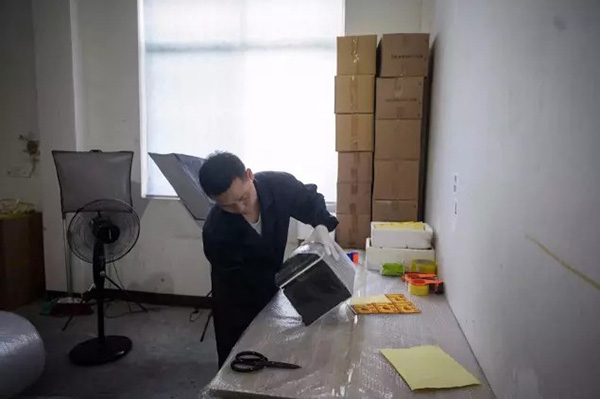 杨生正给骨灰盒做细心的包装。