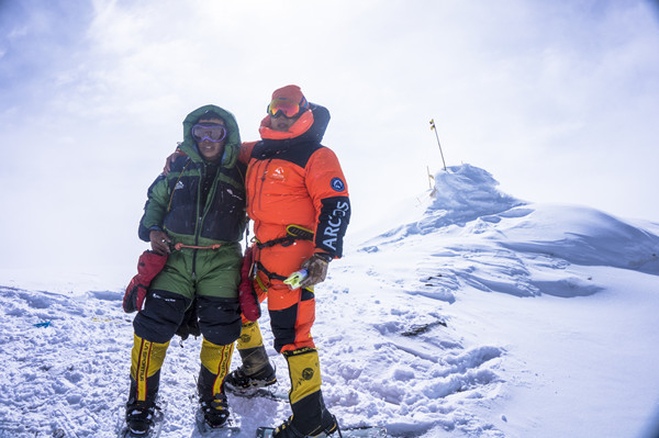 胡朝晖（右）和他的夏尔巴向导合影。