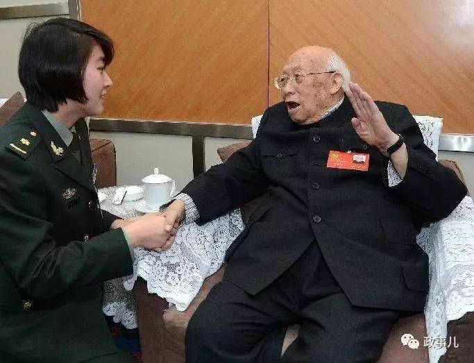  十八大时，最年轻的代表焦刘洋和焦若愚合影