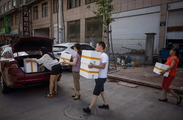 杨生夫妻每周都要到位于东阳的工厂拉一些货。