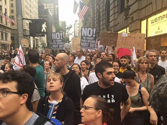  示威游行现场。摄影：李媚玲/界面