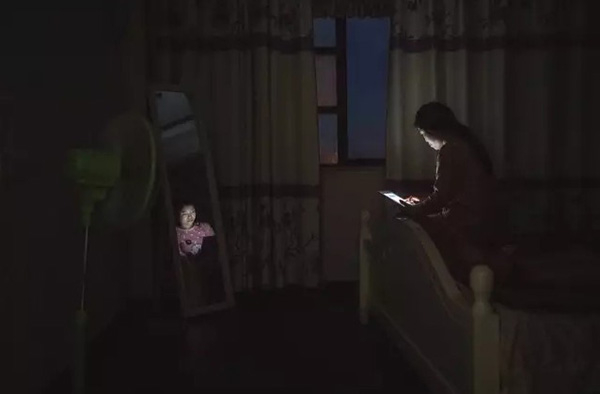 傍晚，陈笑笑在家和客户聊天。