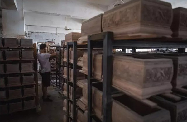 杨生在查点货物。