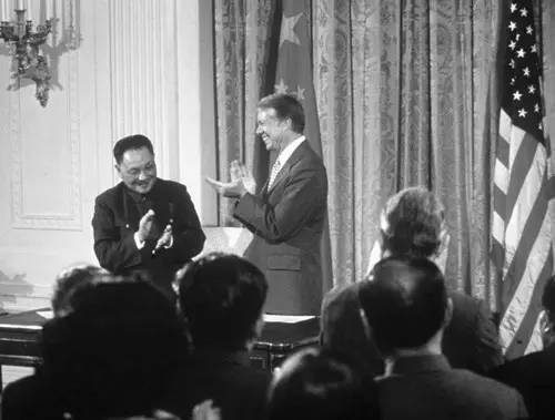 1979年邓小平访问美国，与时任美国总统吉米·卡特签署了中美在科技、文化和领事事务方面的协议。