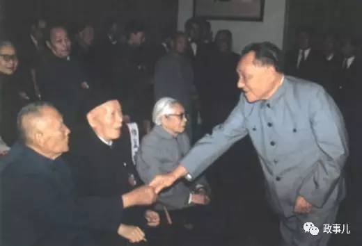 邓小平与部分中顾委老同志。前排左起：何长工、李井泉、帅孟奇