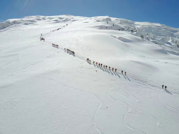 航拍罗彪今年组织的慕士塔格峰登山队。