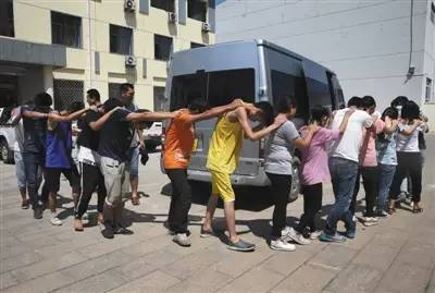 　　昨日，天津市静海区打击非法传销专业队分三组查处传销窝点，清理了一些传销人员。新京报记者 大路 摄