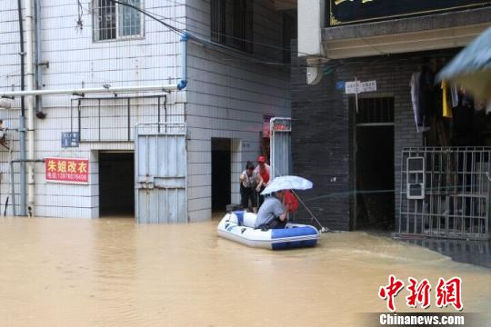 8月15日，柳州市居民乘坐充气船出行。　林馨 摄