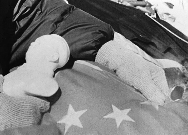 贡布放在珠穆朗玛峰雪坡下的国旗和毛泽东石膏像。图片来自网络