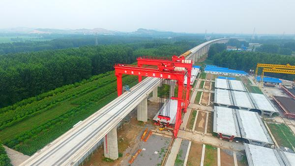 8月4日，江苏徐州，正在铺架中的徐宿淮盐铁路徐州后马庄段。视觉中国 图