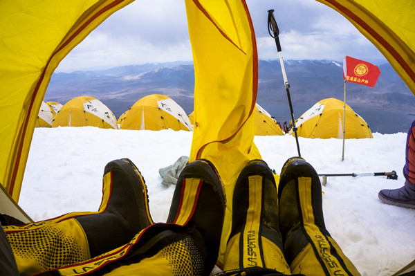 胡朝晖的队友因体力透支，从帐篷中被拖下山去。