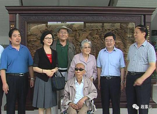  图为刘杰（坐轮椅者）和李宝光到沈丘县考察