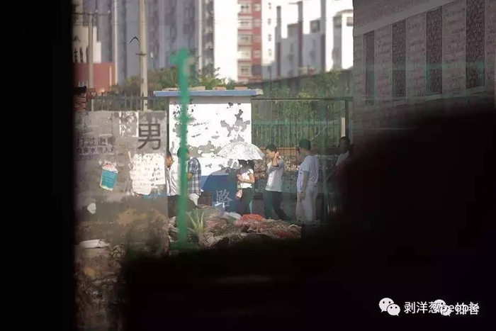  新华区祁孟庄社区泰和世家小区东侧，一群年轻人穿行在铁路沿线。